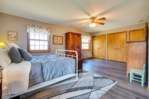 4 Schlafzimmer, Schreibtisch, Bügeleisen/Bügelbrett