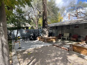 Property grounds - Dos Palmas, a retro travel home (Patagonia)