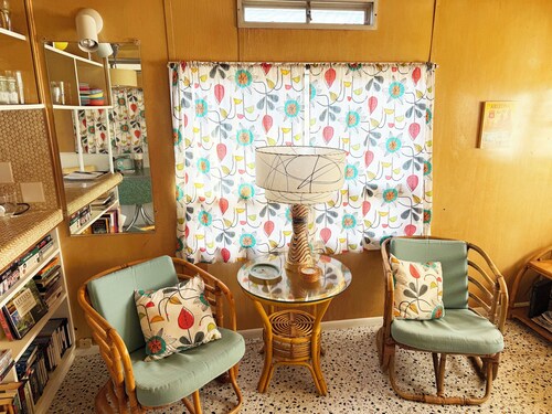 Dos Palmas, a retro travel home