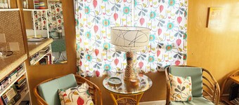 Dos Palmas, a retro travel home