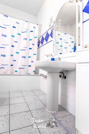 Shower, hair dryer, towels, soap - Villa La Veguilla Ubeda (Ubeda)