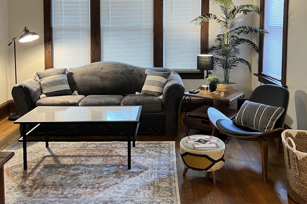 Cozy Turn of The Century Flat Near Downtown Erie, Presque Isle, & Frontier Park