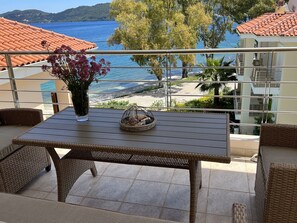 Outdoor dining - ALKYONI-Magnificent Seaview -Waterfront-110sq m- Beautiful decoration-1st floor (Karavomilos)