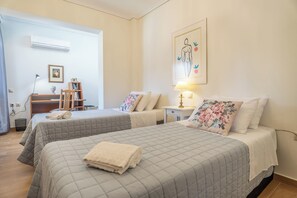 3 chambres, coffres-forts dans les chambres, bureau
