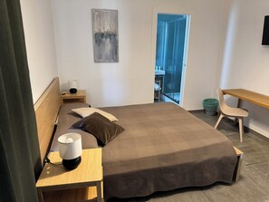 コンフォート ルーム シービュー | デスク、ノートパソコン用作業スペース、WiFi (無料)、ベッドシーツ