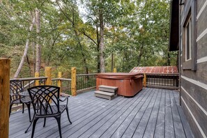 Outdoor dining - Bear Toe Bungalow at Fox Pass Cabins (Garland County)