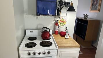 Geladeira, micro-ondas, cooktop, cafeteira/chaleira