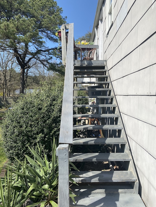 Un escalier extérieur en bois menant à un bâtiment.