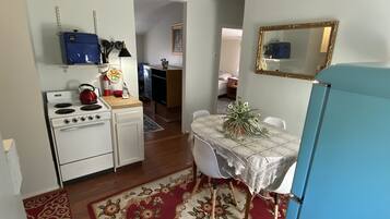 Een koelkast, een magnetron, een kookplaat