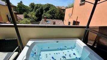 Executive Apartment, Hot Tub | Private spa tub