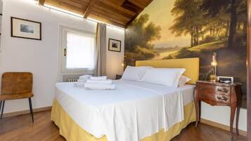 Une chambre à coucher avec un lit, une chaise, une table de chevet, une fenêtre et une fresque murale.