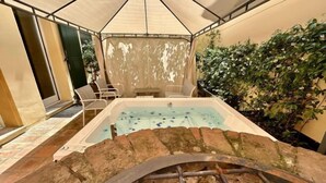 A spa area with a hot tub, seating, and a covered patio. - Bolognaroomscom - Frassinago deluxe (Bologna)