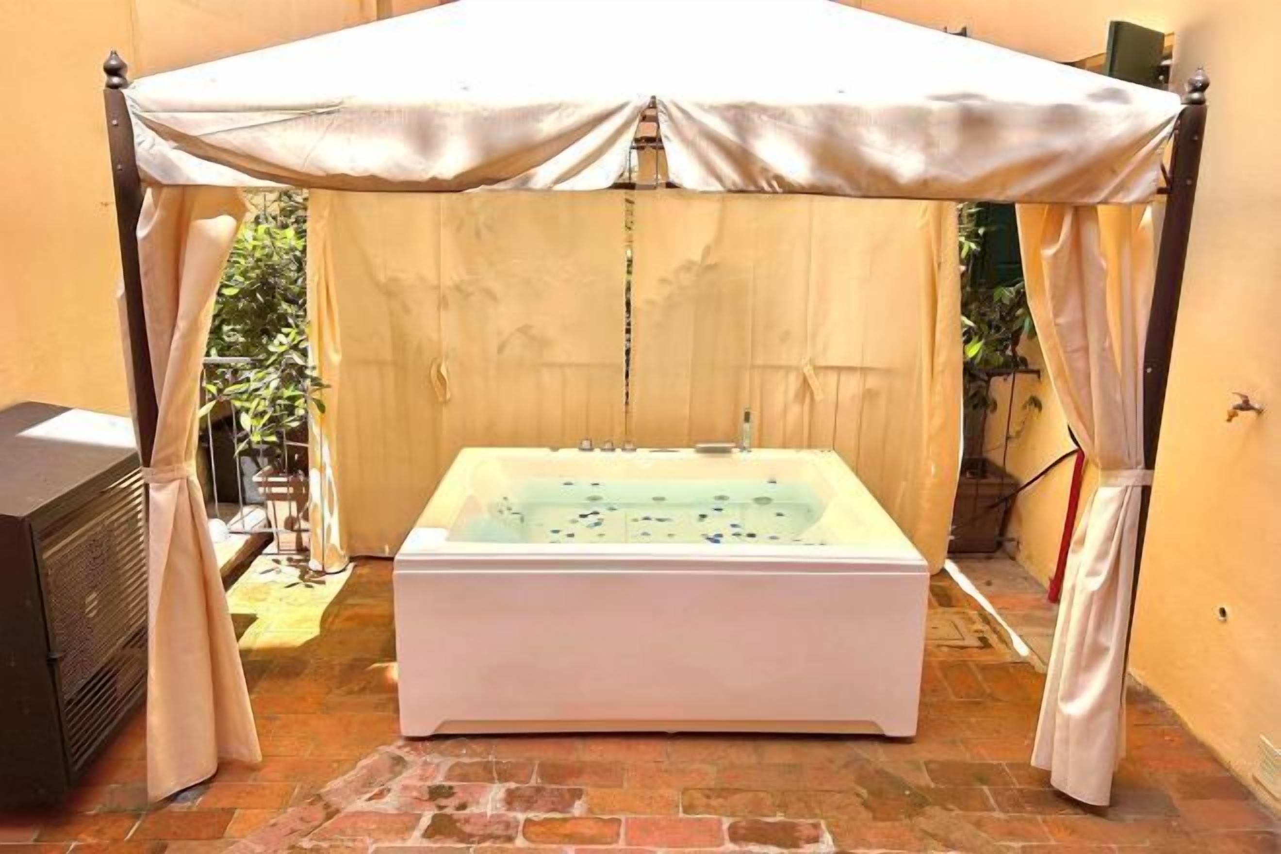 อ่างสปาในร่ม