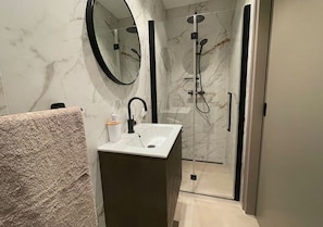 Dusche, Haartrockner, Handtücher