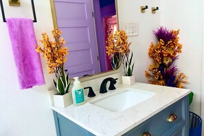 Douche, serviettes fournies, savon, shampoing