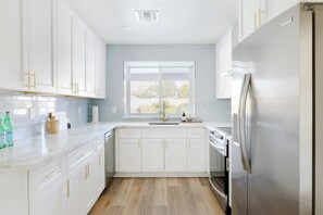 Geladeira, micro-ondas, fogão, cooktop