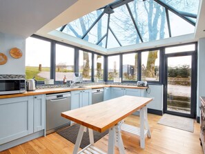 Fridge, dishwasher, electric kettle, toaster - The Farmhouse (Bakewell)