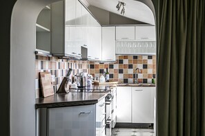 Réfrigérateur, bouilloire électrique, grille-pain