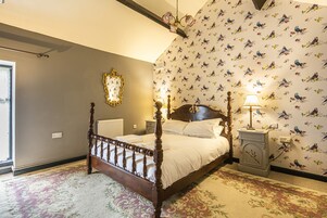 1 habitación, decoración personalizada y muebles diferentes 