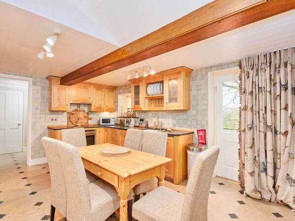 電冰箱、電熱水壺、烤麵包機、鍋具/餐盤/廚房用品