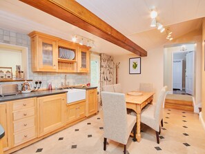 Fridge, electric kettle, toaster, cookware/dishes/utensils - North Lodge (Bakewell)