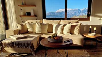 TV, lareira, pebolim, mesa de pingue-pongue