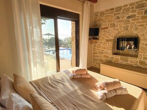 3 bedrooms, in-room safe, iron/ironing board, travel cot - Fantastic sea view villa with heated pool & roof terrace | 6 guests (Kamilari)