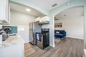 Herdplatte, Geschirrspüler, Kochgeschirr/Geschirr/Besteck, Küchenrolle