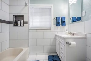 Sèche-cheveux, serviettes fournies, savon, shampoing