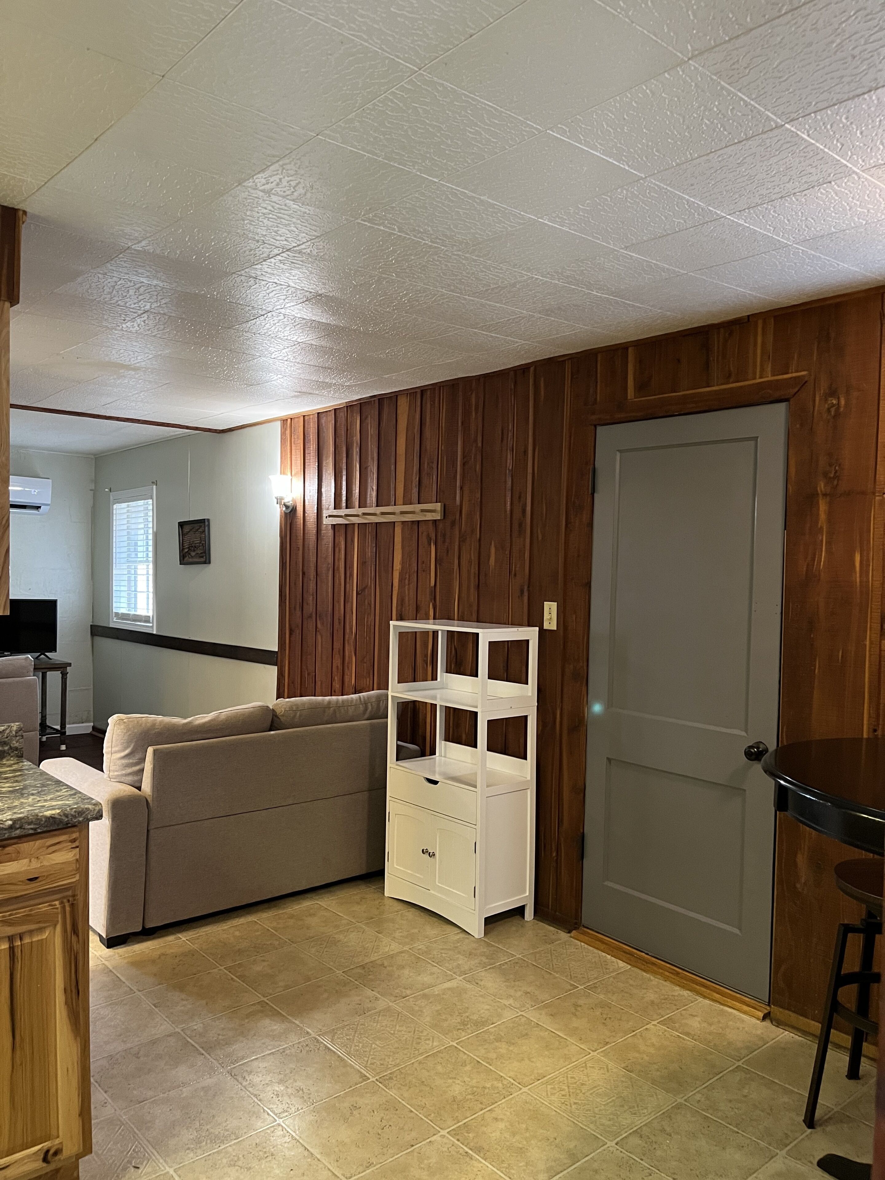 3 BR 1 BA Cottage - Screened in porch, lake access, playground, minutes to LCRH