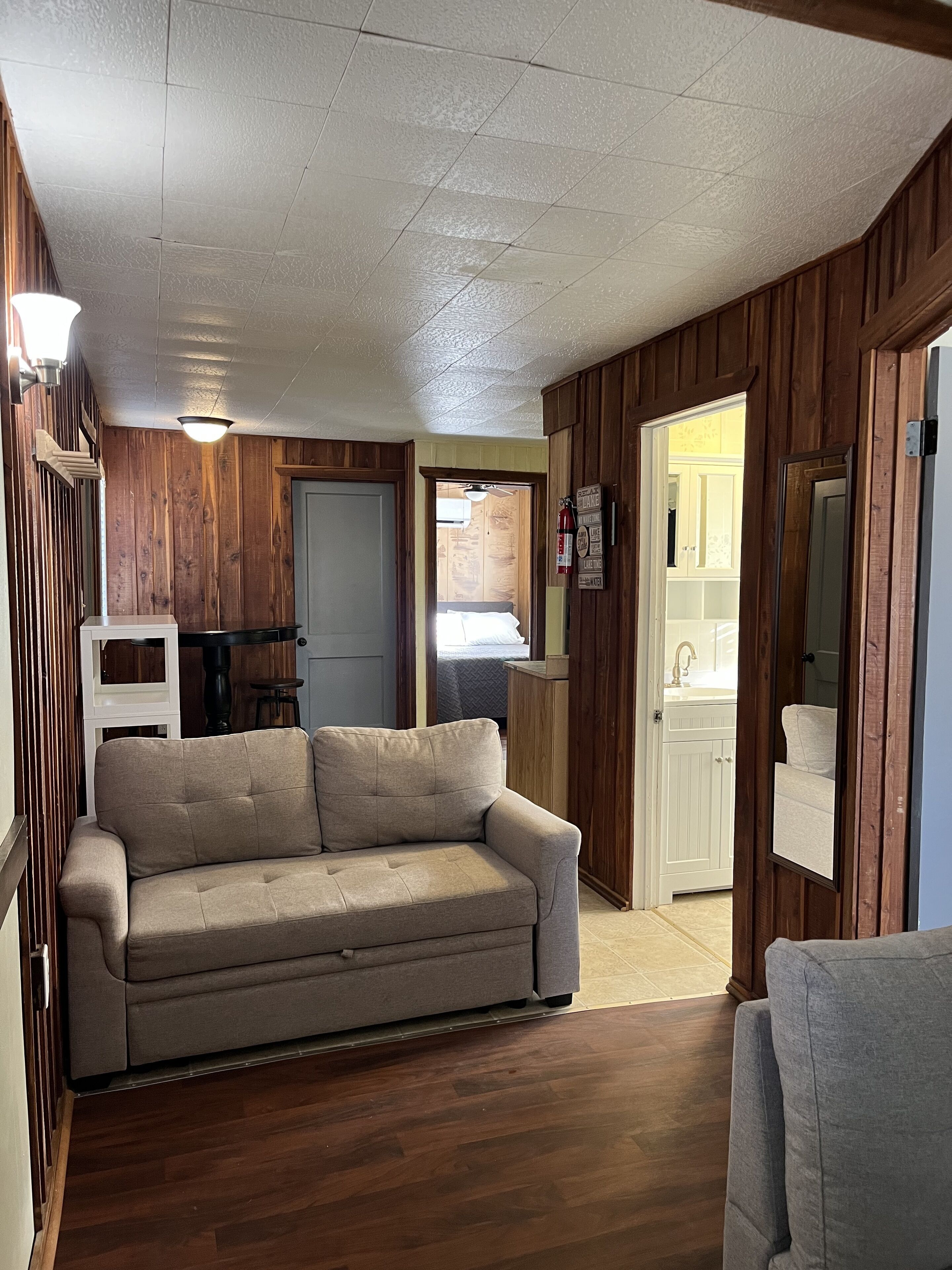 3 BR 1 BA Cottage - Screened in porch, lake access, playground, minutes to LCRH