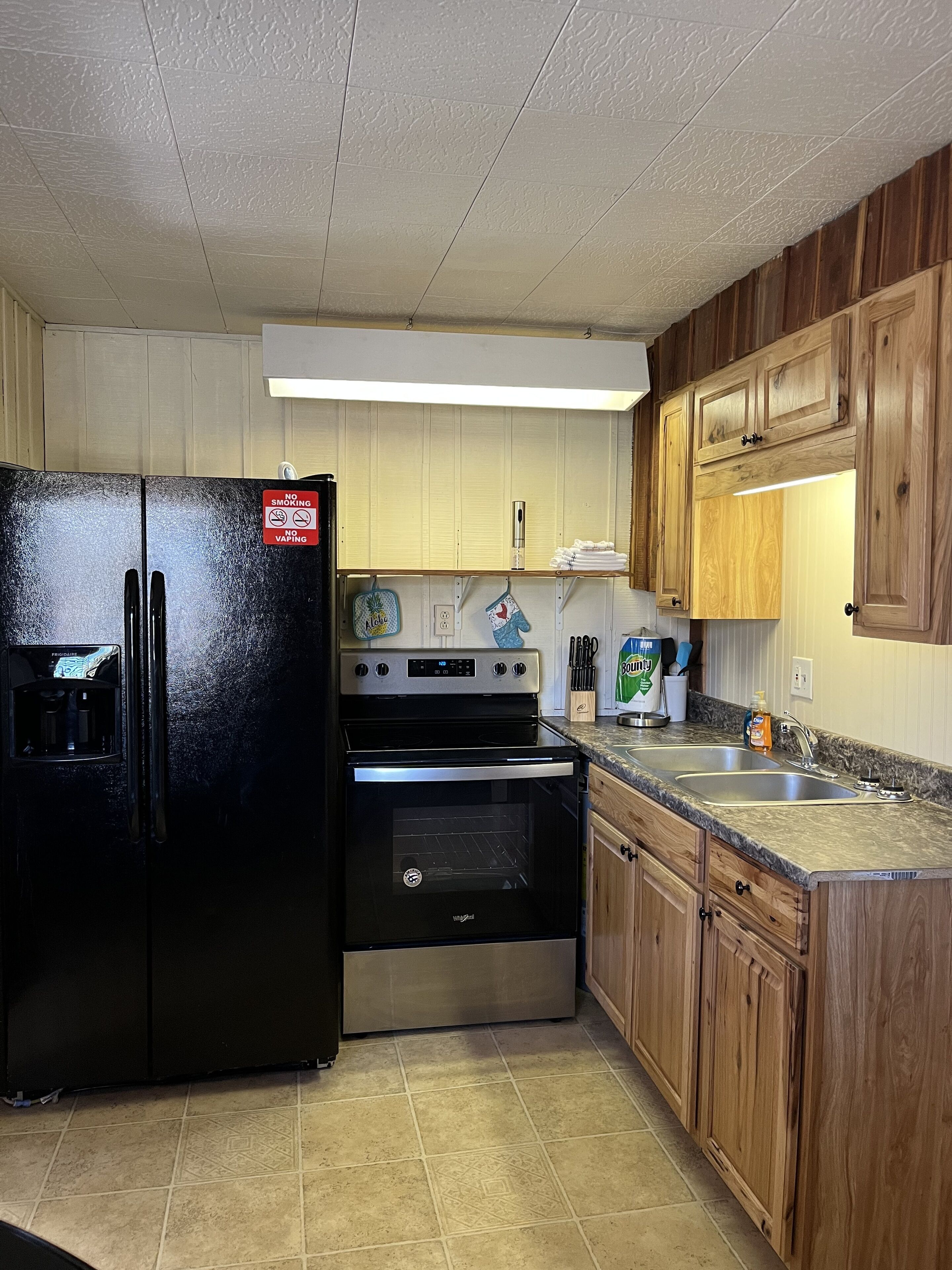 3 BR 1 BA Cottage - Screened in porch, lake access, playground, minutes to LCRH