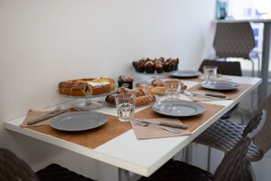 بوفيه فطور مجانًا يوميًا