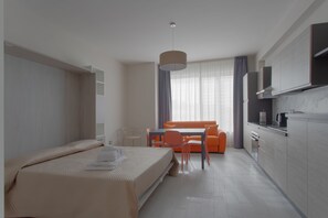 1 غرفة نوم وأسرّة سليكت كومفورت وميني بار وخزنة داخل الغرفة