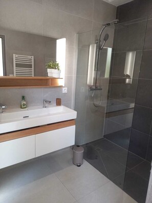 Een douche, een haardroger, handdoeken, shampoo