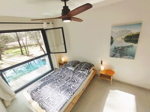 5 quartos, escrivaninha, ferros/tábuas de passar roupa, berço de viagem