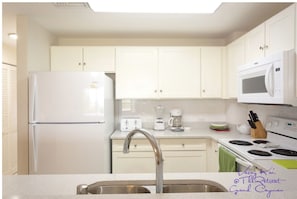 Fridge, microwave, oven, stovetop - 🏝️VACAY KAI: Beachfront 1 Bdrm Penthouse. SPECIAL:‼️Discount‼️ for 7+ Days Rental‼️ (Rum Point)