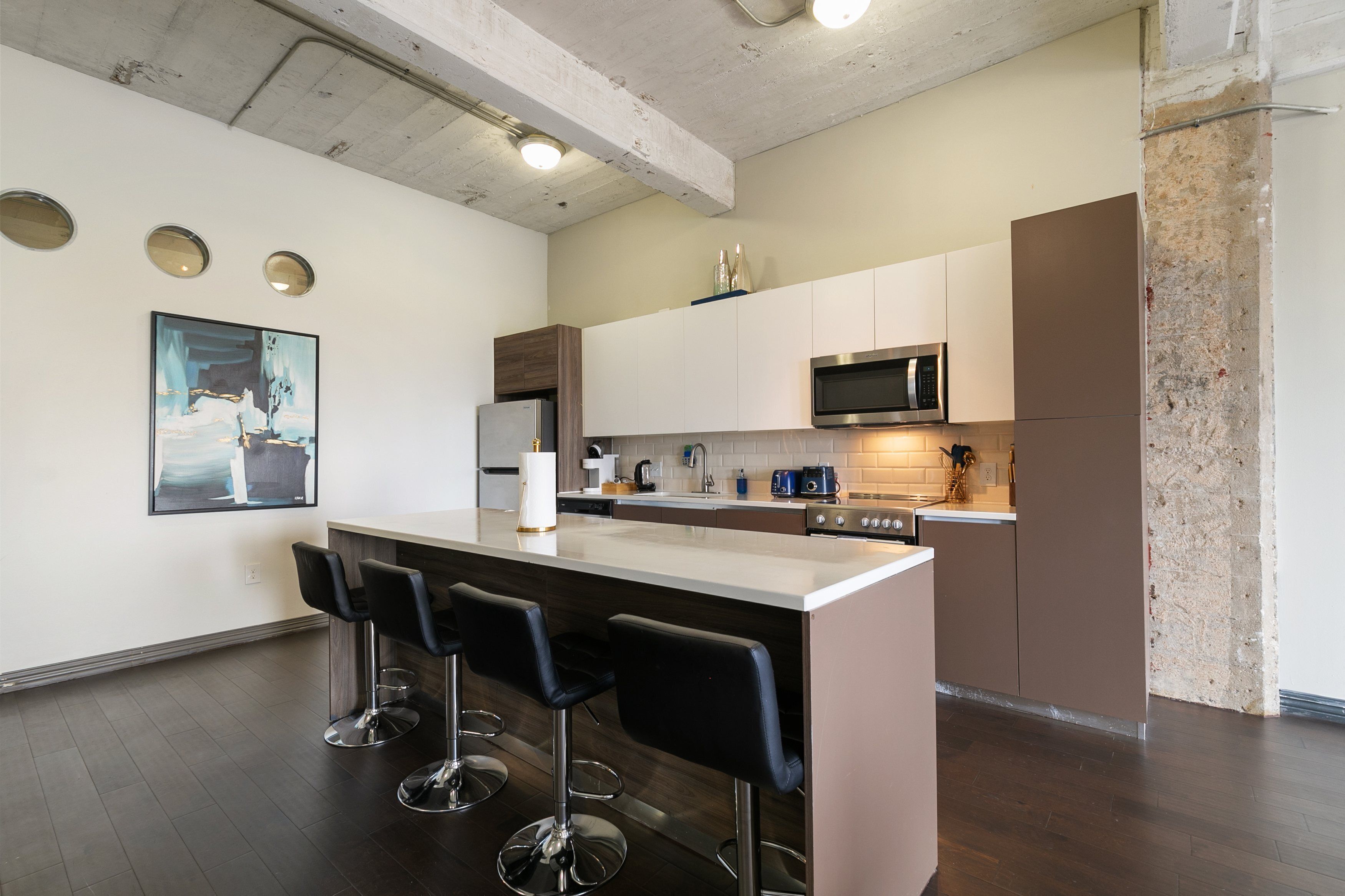 Amyfinehouse Spotless 2BR Loft+Pool+Desk+Valet+Gym