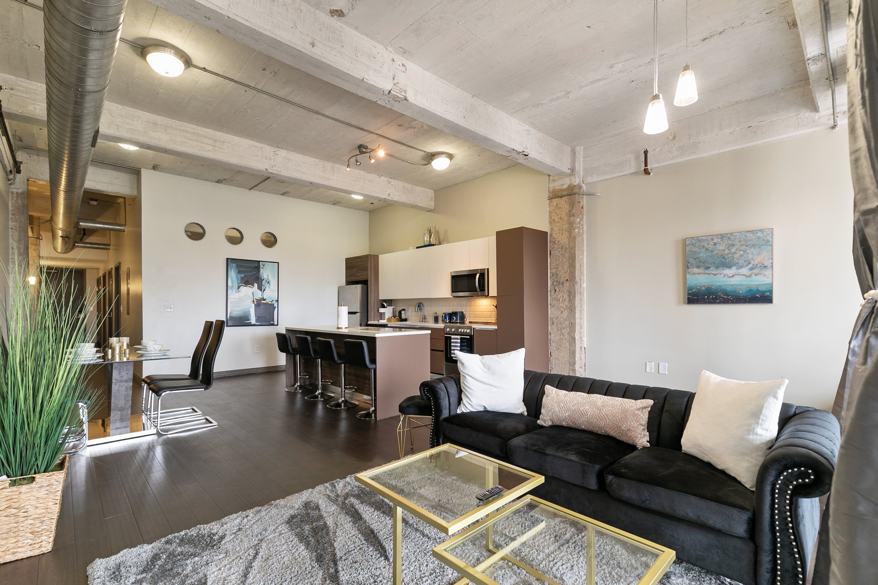 Amyfinehouse Spotless 2BR Loft+Pool+Desk+Valet+Gym