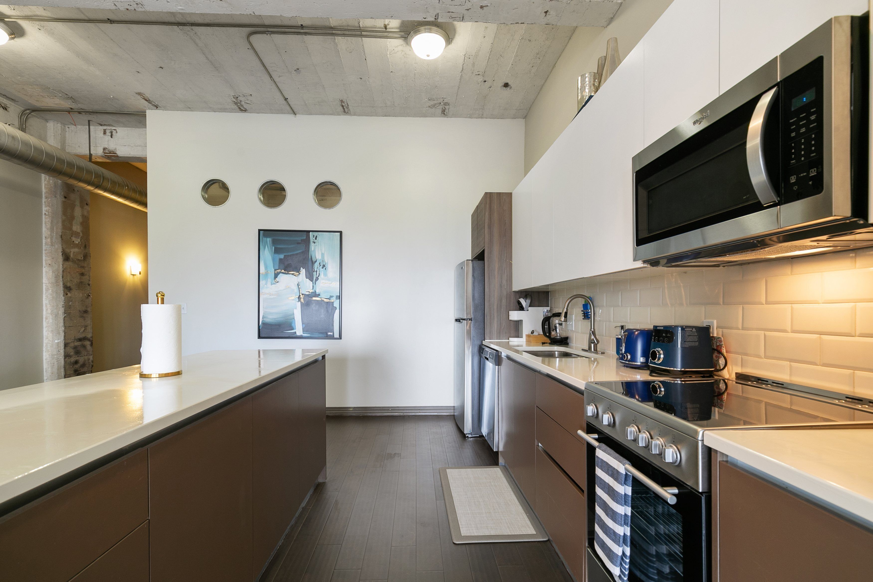 Amyfinehouse Spotless 2BR Loft+Pool+Desk+Valet+Gym