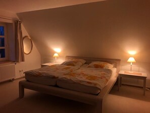 2 bedrooms, free WiFi, bed sheets - Fantastic thatched house on Rügen with water views and large garden (Garz/Rügen)