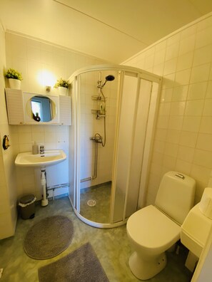 Douche, sĂšche-cheveux, serviettes fournies, savon