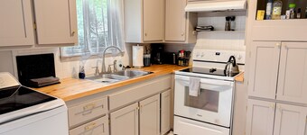 Good Vibes House - Centrally located, cozy house! 