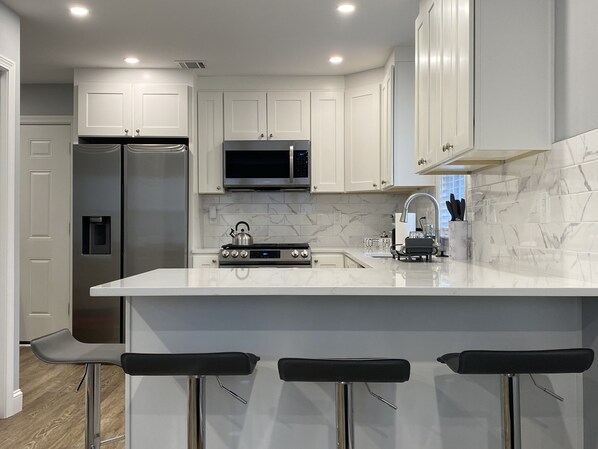 Frigorífic, microones, forn i placa de cuina