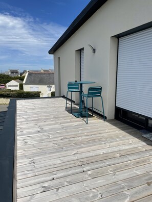 Outdoor dining - Modern house with jacuzzi just a stone's throw from the beach (Lampaul-Plouarzel)