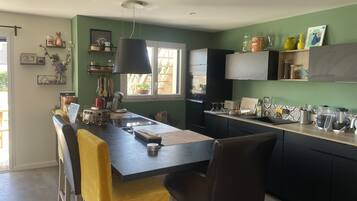 Réfrigérateur, micro-ondes, four, plaque de cuisson