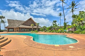 Pool - Walk to Beach: Ocean-View Maunaloa Studio (Maunaloa)