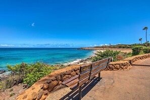 On the beach - Walk to Beach: Ocean-View Maunaloa Studio (Maunaloa)