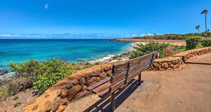 Walk to Beach: Ocean-View Maunaloa Studio