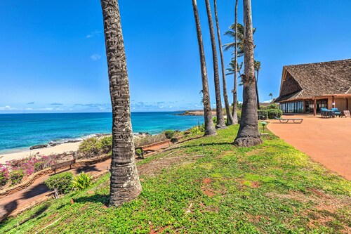 Walk to Beach: Ocean-View Maunaloa Studio
